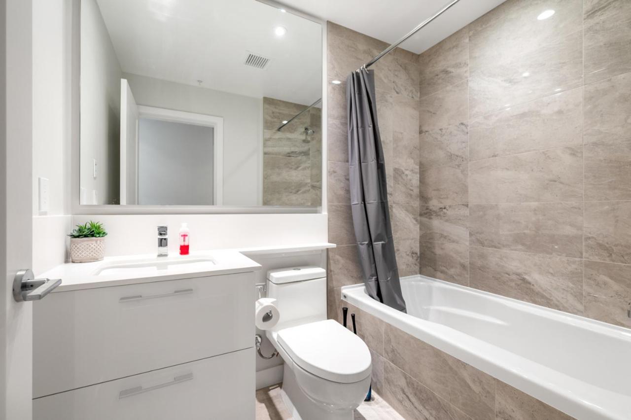 Urban Oasis: Stylish Apartment Retreat At Ubc Vancouver Bagian luar foto