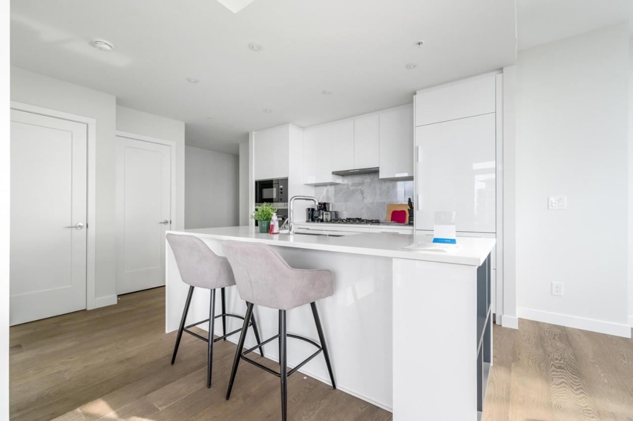 Urban Oasis: Stylish Apartment Retreat At Ubc Vancouver Bagian luar foto